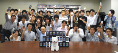 写真：「iPhone 3GS」を手に大喜びのCRI社員（港区、本社オフィスにて）